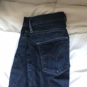 Levi’s Slimming Skinny Cropped Jeans